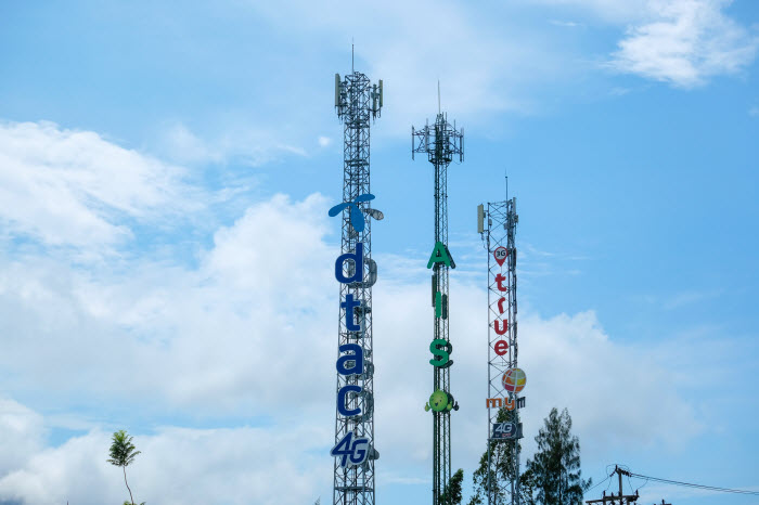 удачный кадр, в котором вышки сотовой связи всех трех мобильных операторов Таиланда - DTAC, TrueMove H и AIS, оказались рядом в провинции Транг
