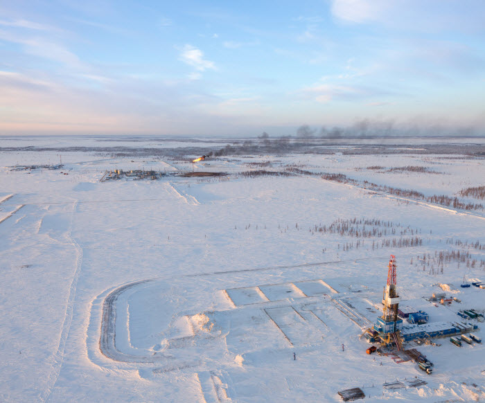 нефтяная вышка в тундре в Западной Сибири, где нефтесервисные компании Halliburton, Baker Hughes и Schlumberger активно работают на нефтегазовых месторождениях