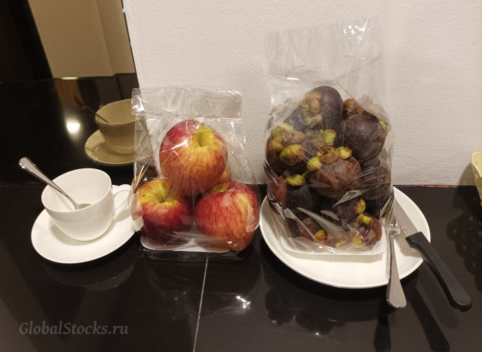 импортные сладкие яблоки из Новой Зеландии, купленные у уличного торговца в Бангкоке, а также местные мангустины