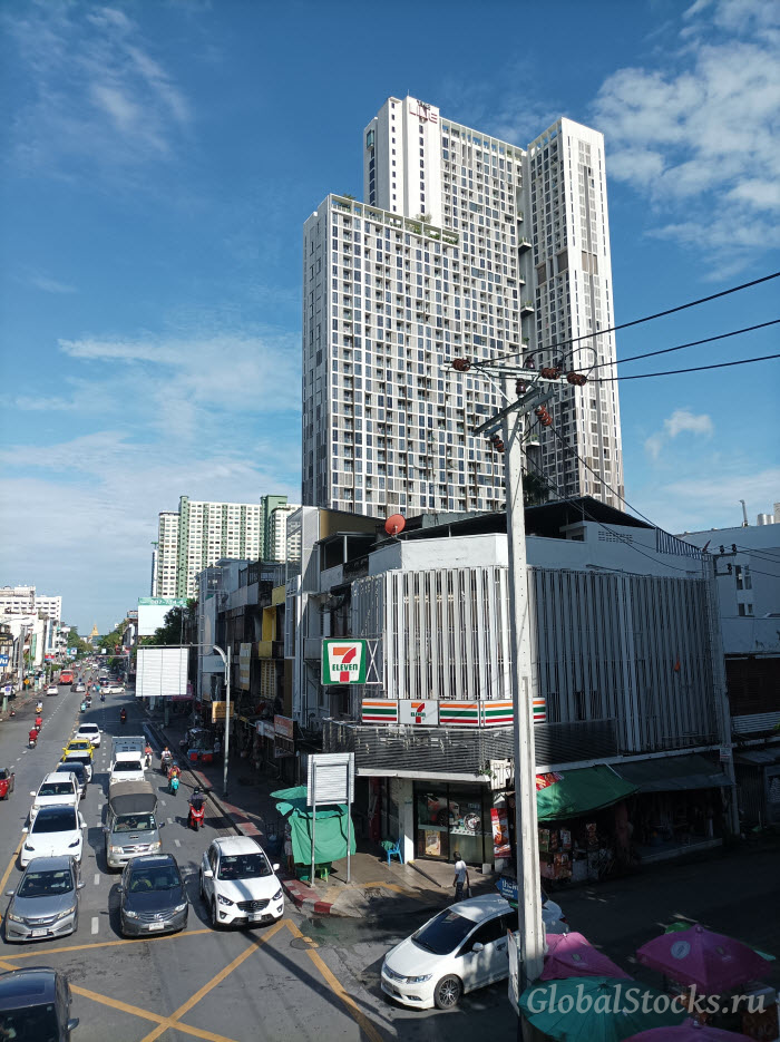 вид на бангкокский кондоминиум THE LINE Phahon-Pradipat с улицы Прадипат