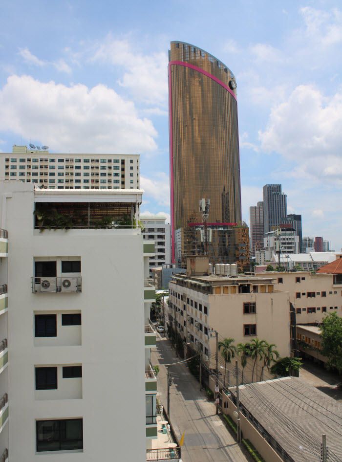 вид с балкона моего гостиничного номера в Бангкоке на недавно построенный небоскреб, являющийся штаб-квартирой тайского банка Government Savings Bank - Таиланд после коронавируса успешно восстановил экономику