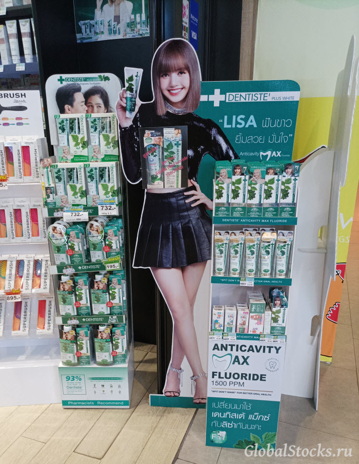 изображение тайской k-pop певицы Лалисы на рекламе зубной пасты на входе в тайскую аптеку