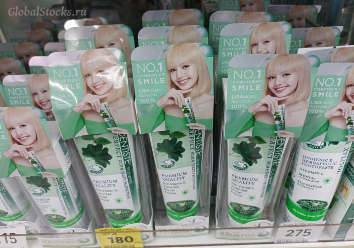 реклама с лицом звезды Лисы на зубной пасте на полках в тайской аптеке