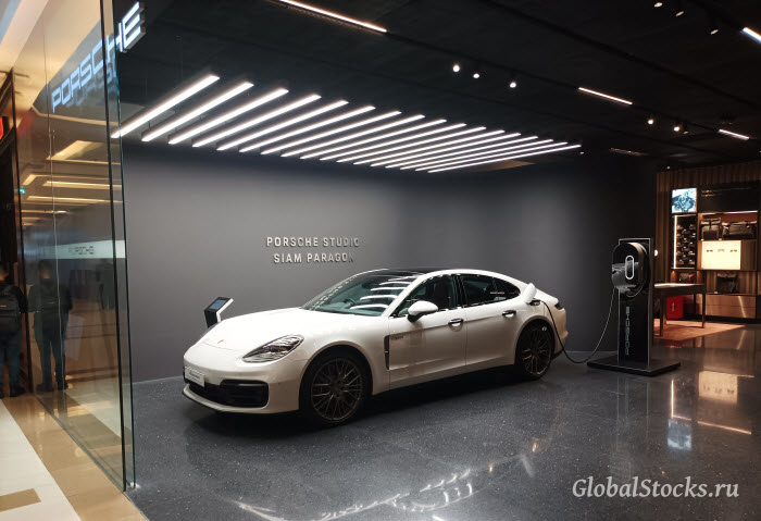 электрический Porsche выставлен на продажу в шоуруме внутри торгового центра Siam Paragon в Бангкоке, столице Таиланда