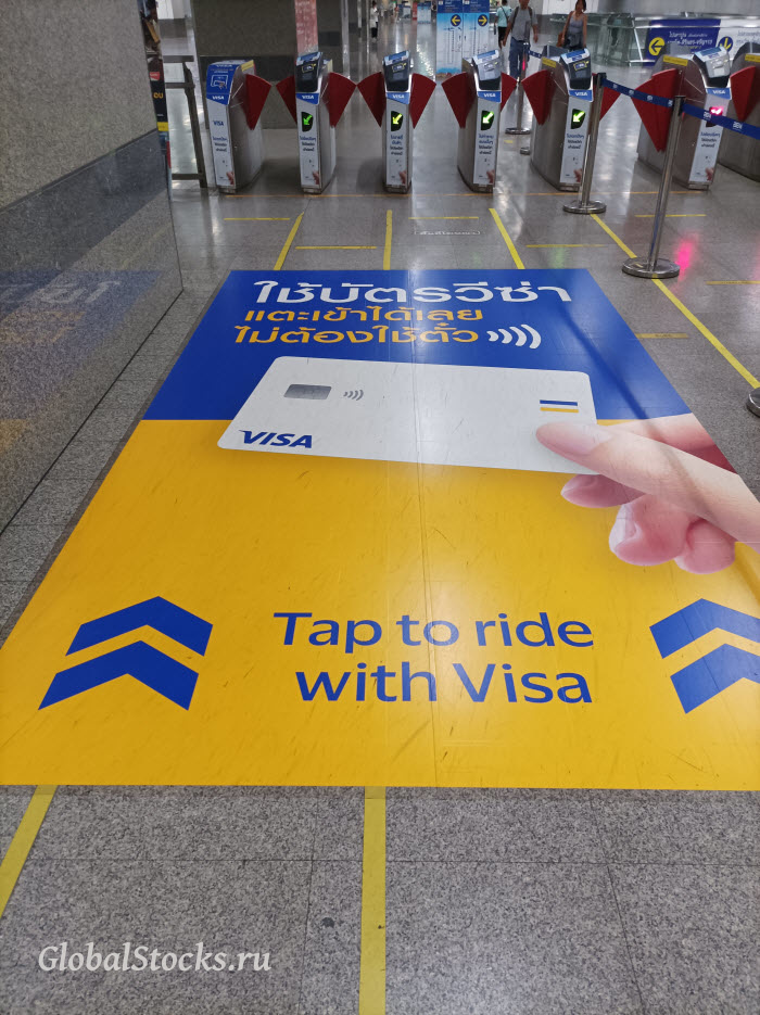 ride with visa - объявление на полу на входе в бангкокское метро MRT