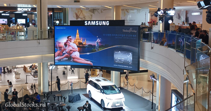 реклама долгосрочной тайской визы для иностранцев Thailand Elite на корейском языке, транслируемая на большом экране внутри пафосного бангкокского торгового центра Siam Paragon