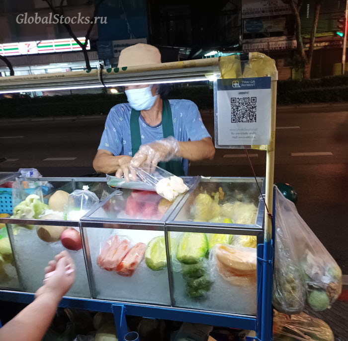 QR-код на лотке уличного торговца фруктами в Бангкоке